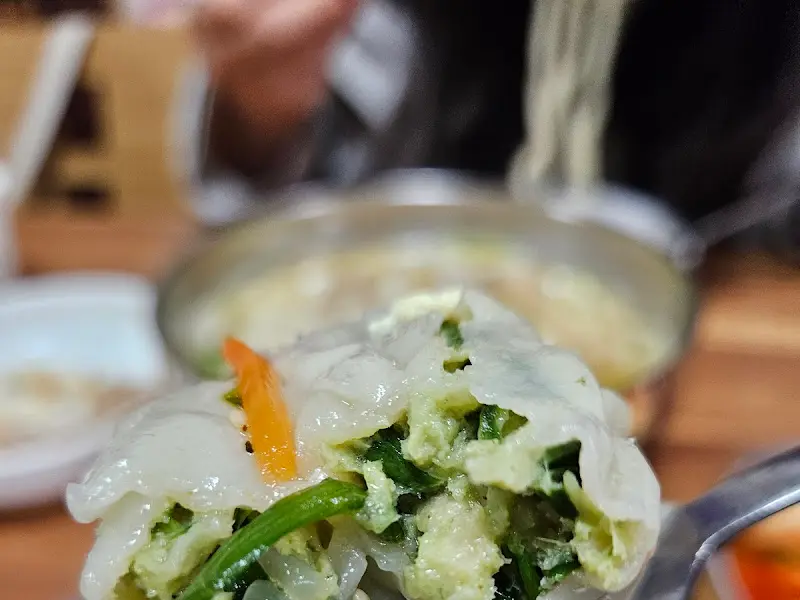 만두 속을 클로즈업한 사진