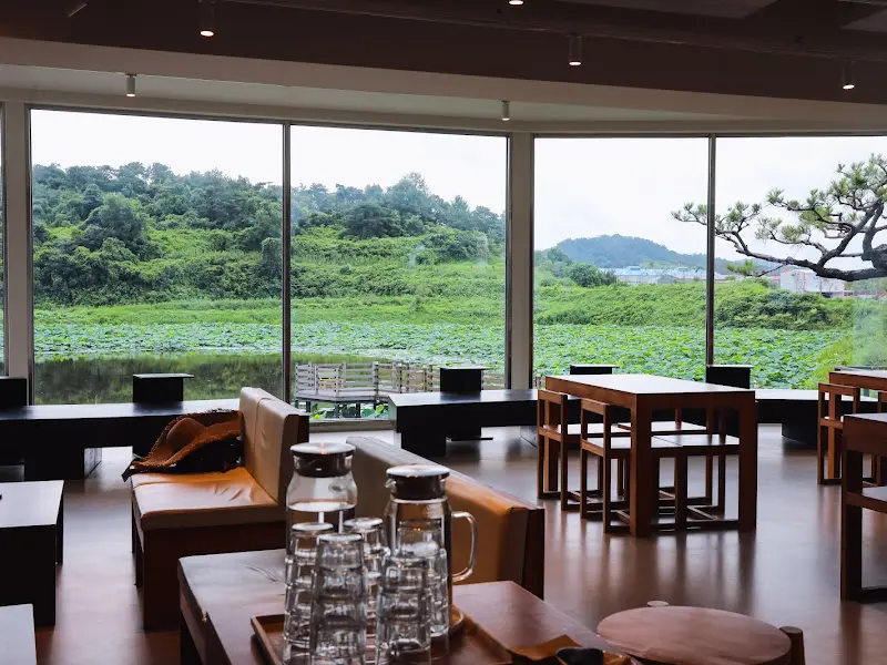 카페 내부에서 바라본 연못 뷰