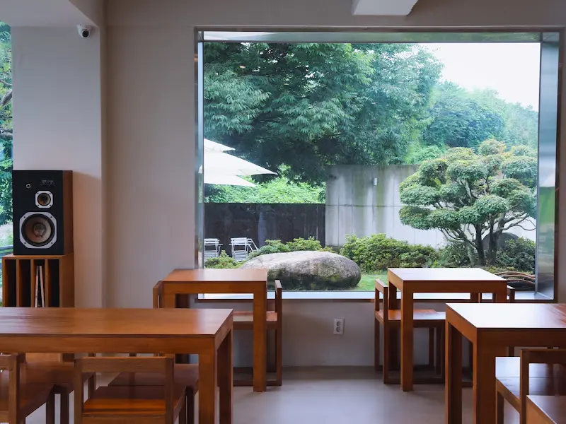 심플하면서도 모던한 테이블과 의자