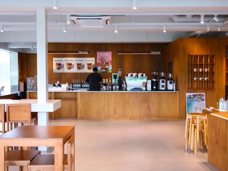 우드톤의 따뜻하고 아늑한 분위기