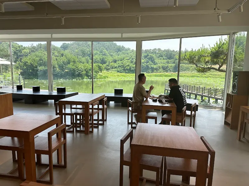 창밖을 바라보며 커피를 즐기는 사람들