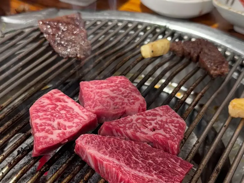 숯불 위에서 구워지는 등심