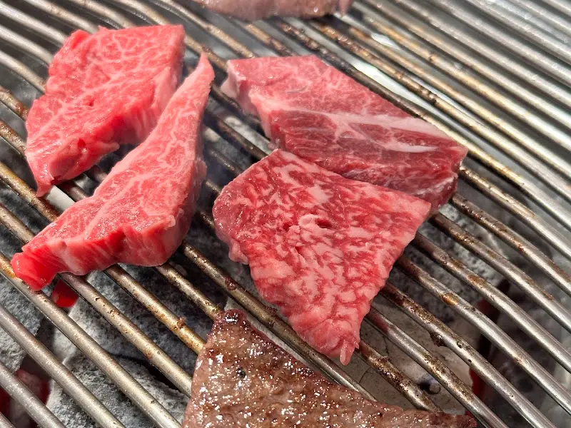 불판 위에 올려진 등심 조각들