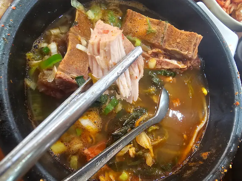 진미감자탕 뼈해장국 속 푸짐한 등뼈