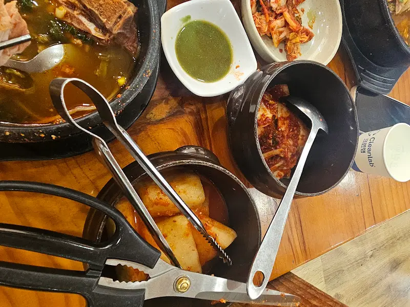 진미감자탕 뼈해장국과 반찬