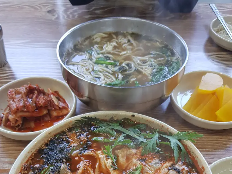 얼큰이 칼국수와 기본 반찬