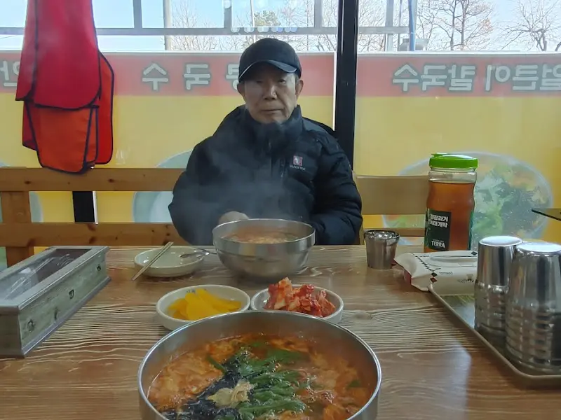칼국수를 맛있게 먹는 손님