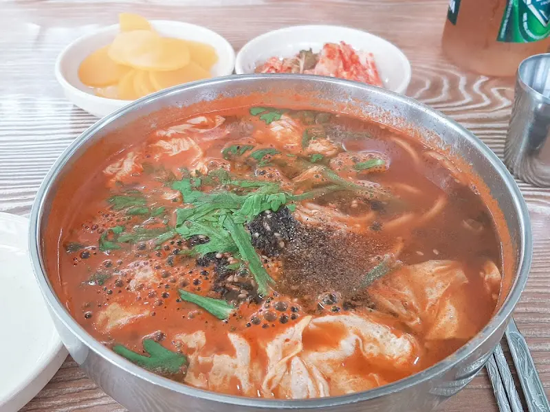 얼큰이 칼국수 근접샷