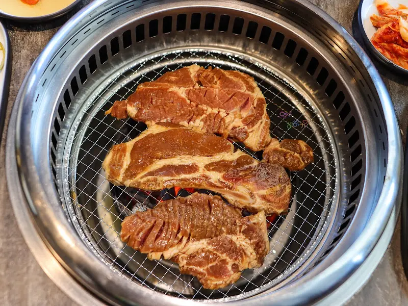 숯불 위에서 구워지는 돼지갈비