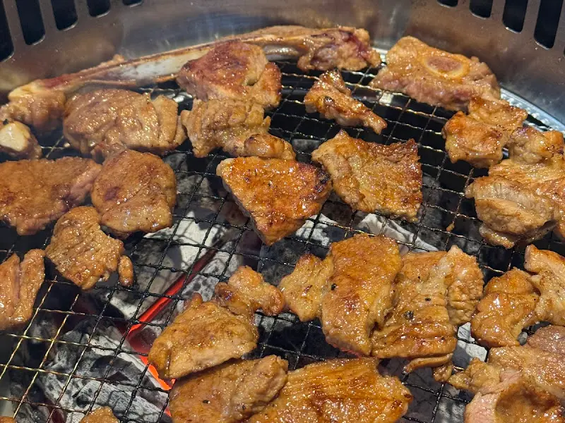 숯불 위에서 맛있게 익어가는 갈비