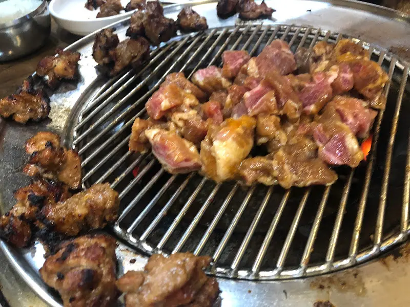 숯불 위에서 익어가는 돼지갈비