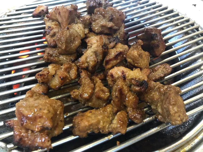 노릇하게 구워진 돼지갈비