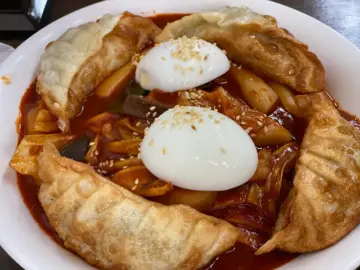 거창에서 만나는 추억의 맛, 중화만두·짜장에서 맛보는 특별한 만두와 떡볶이의 향연 맛집