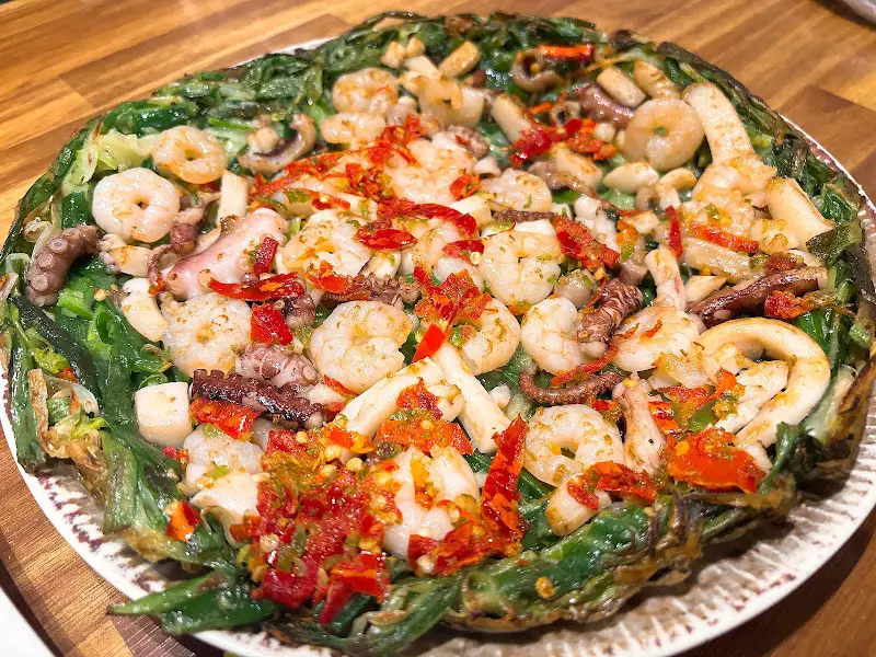 해산물이 듬뿍 올려진 파전