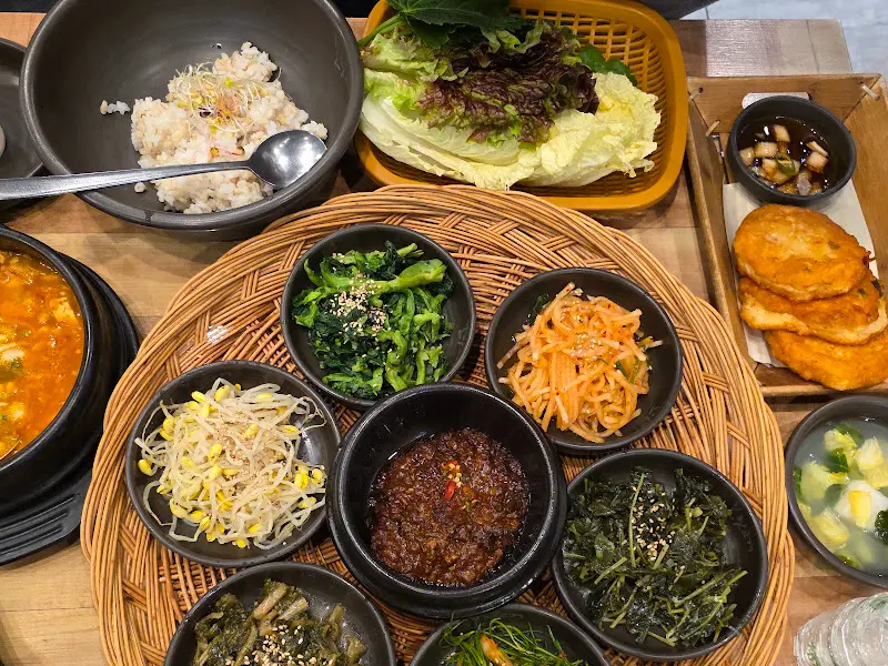 정갈한 반찬들이 담긴 쟁반