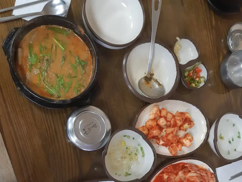 테이블 위에 놓인 추어탕과 깍두기, 김치