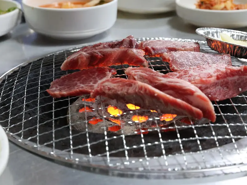 연탄불 위에서 구워지는 소고기