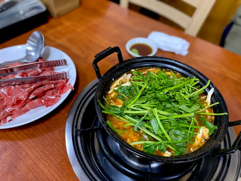 미나리와 버섯이 듬뿍 들어간 샤브샤브