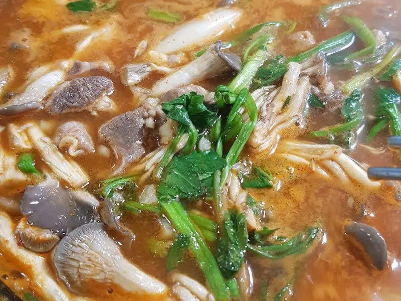 버섯, 미나리, 소고기가 어우러진 샤브샤브