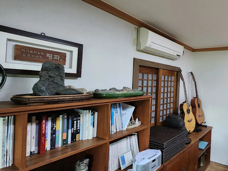 정갈하게 차려진 버들미 식당 내부