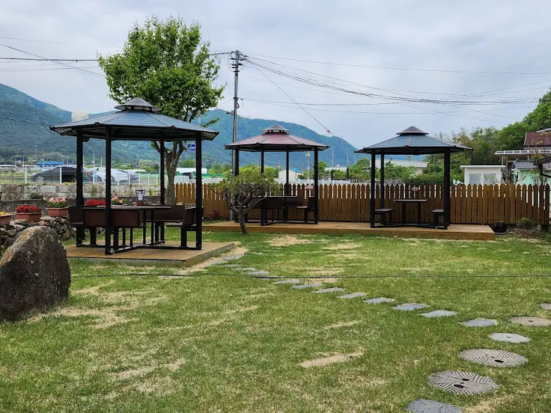 식당 앞 잔디밭 풍경