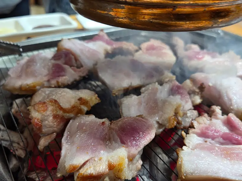 참숯 위에서 익어가는 오겹살