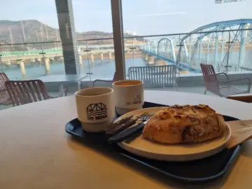 낙동강 뷰에 취하는 왜관 카페, 더브릿지에서 만나는 특별한 시간과 맛집 풍경