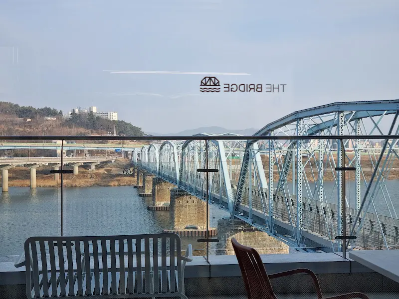 더브릿지에서 바라본 낙동강과 왜관철교