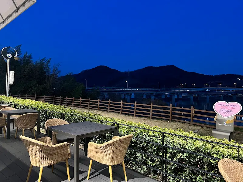 밤에 바라본 더브릿지 야외 테라스