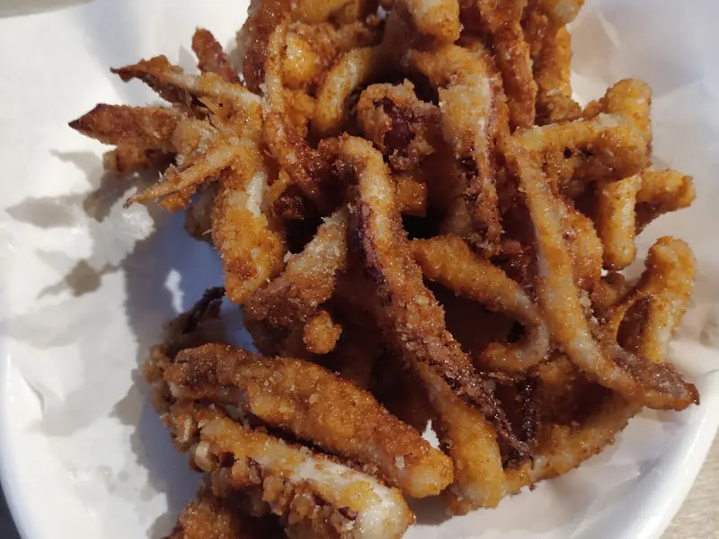 윤기 자르르 흐르는 오징어 튀김