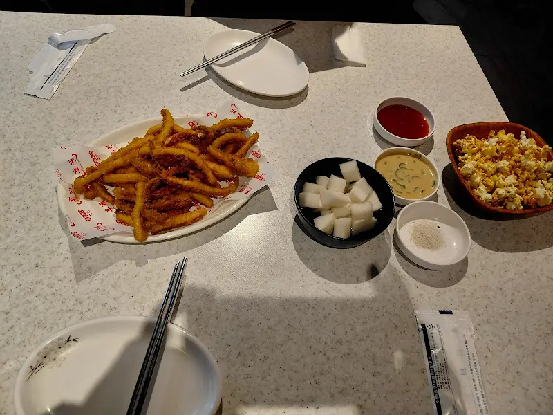 기본으로 제공되는 팝콘과 치킨무