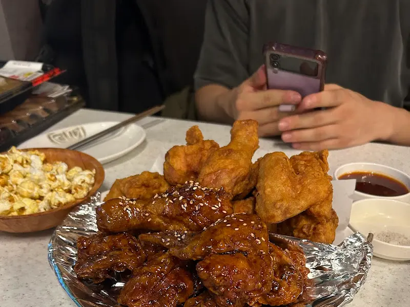 양념 치킨과 팝콘