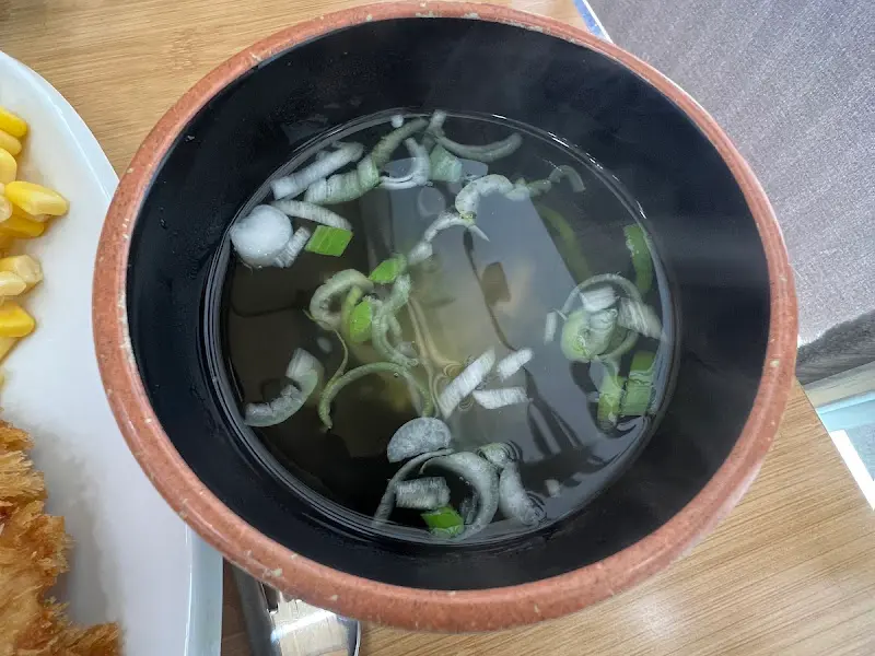 돈까스에 곁들여지는 따뜻한 국물