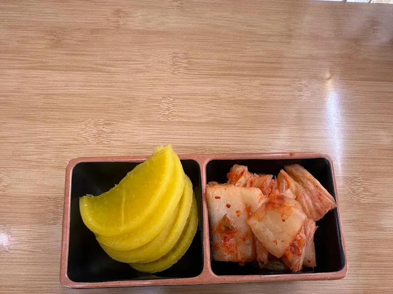 돈까스와 함께 나오는 김치와 단무지