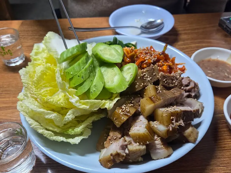 윤기가 흐르는 삼겹살 보쌈과 한치무침