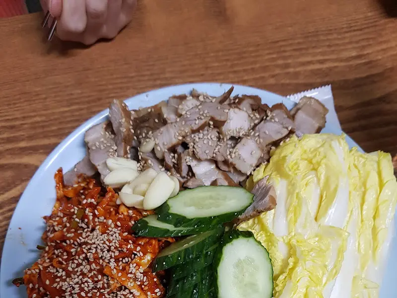 한상 가득 차려진 보쌈과 한치무침