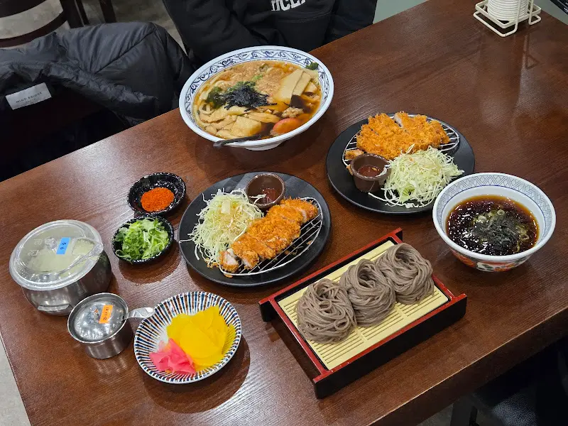 다양한 메뉴가 차려진 테이블