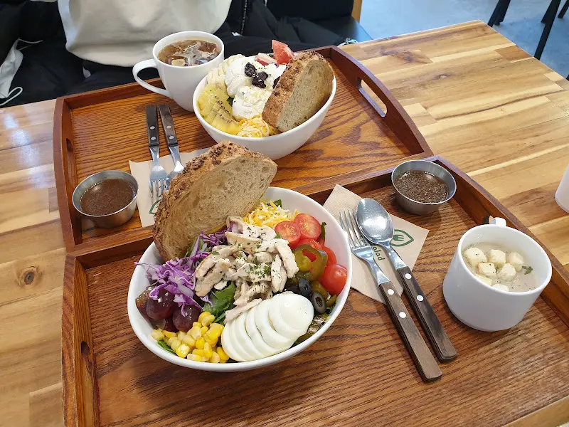 샐러드 한 상 차림