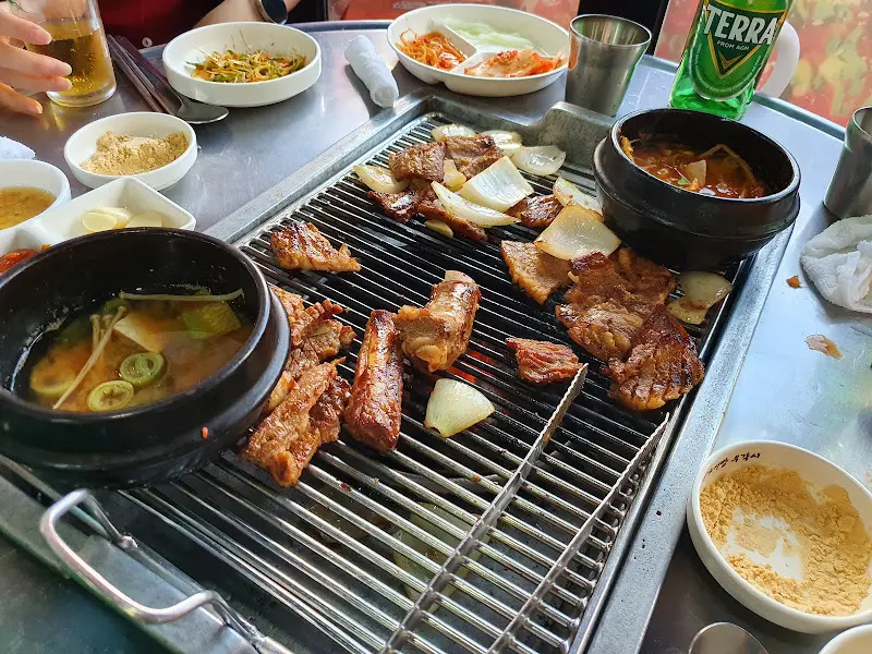 다채로운 밑반찬과 함께 즐기는 갈비구이