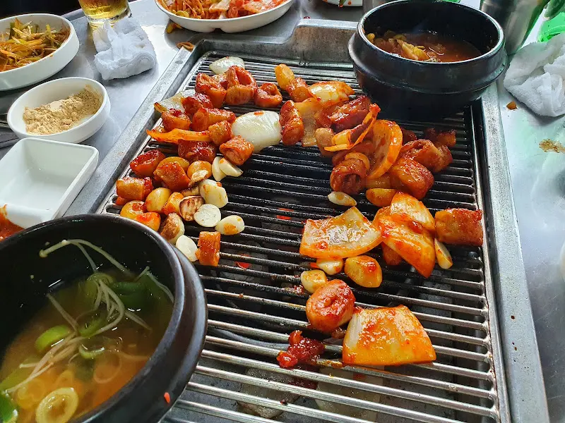 연탄불 위에서 구워지는 막창