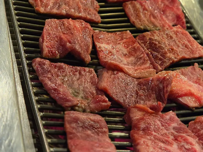 숯불 위에서 구워지는 갈비