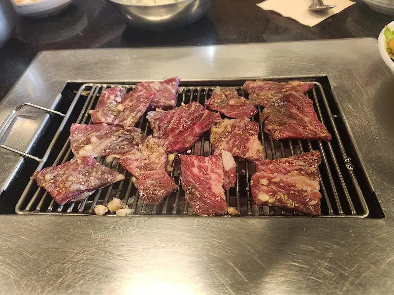 숯불 위에 올려진 갈비