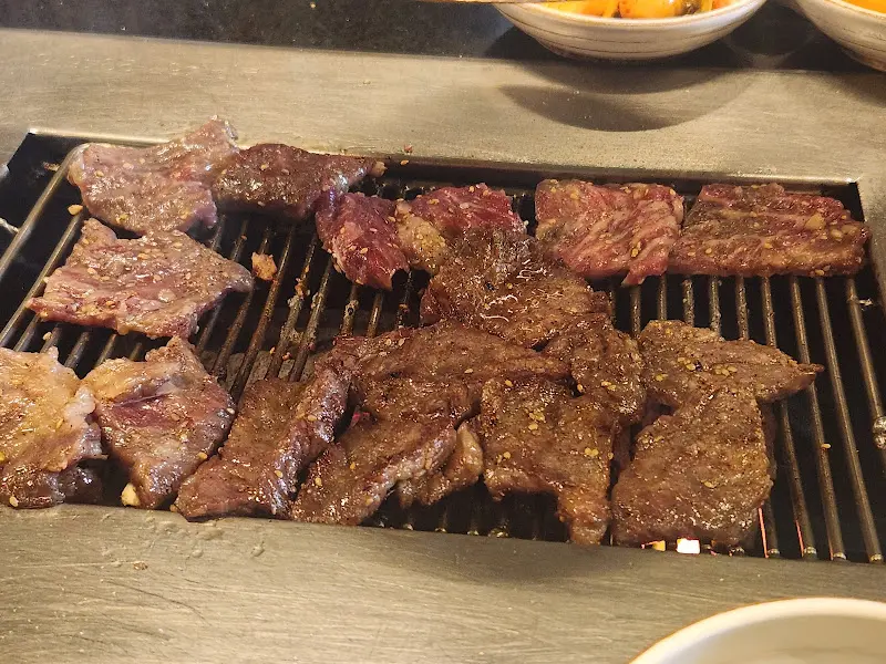 숯불 위에서 구워지는 갈비