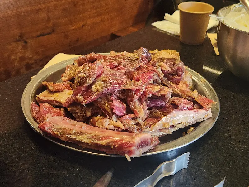 접시에 담긴 갈비