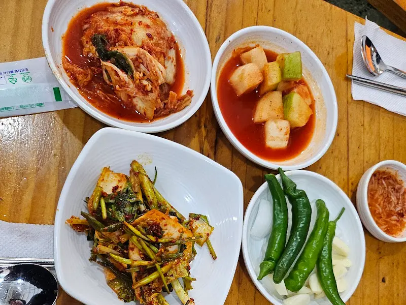 정갈하게 담겨 나온 밑반찬들