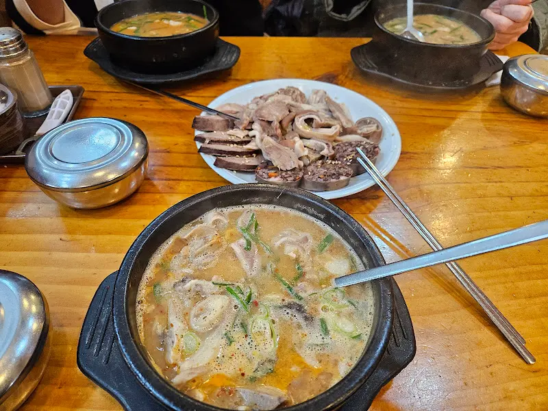 순대국과 모듬 순대 한 상 차림