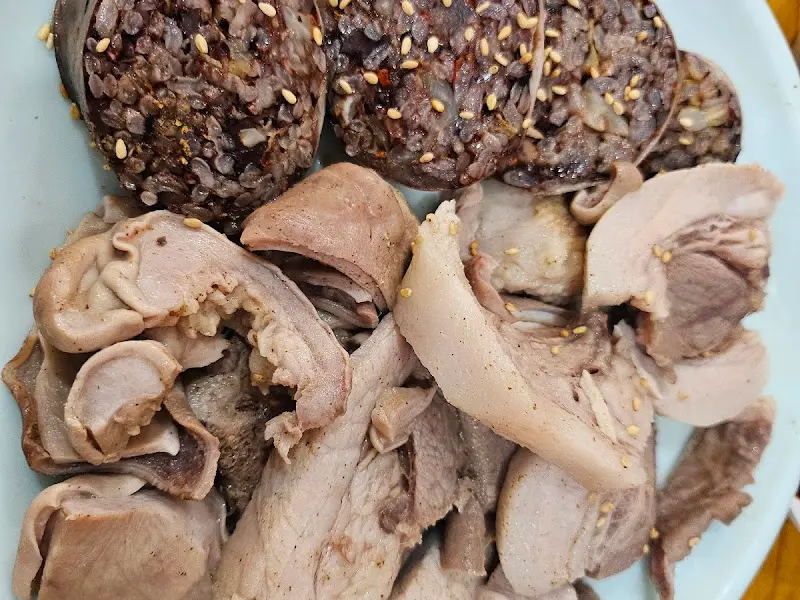 윤기가 좔좔 흐르는 모듬 순대