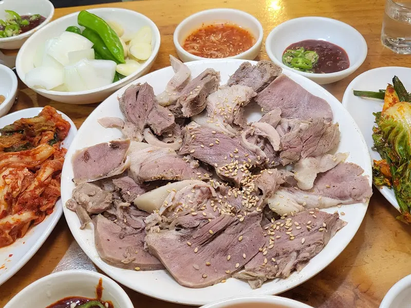 윤기가 자르르 흐르는 머리고기 수육