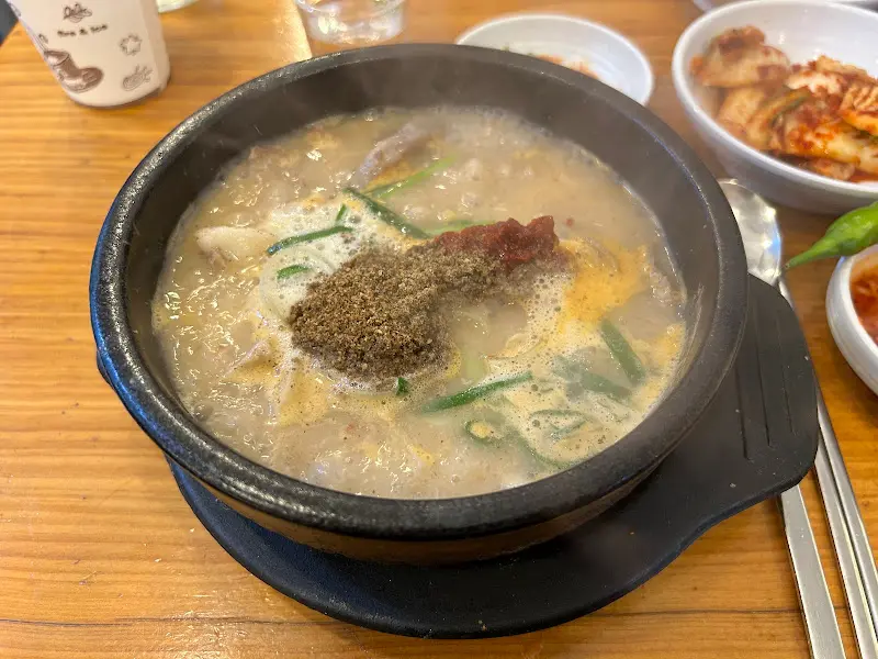 다진 양념과 들깨가루가 듬뿍 올려진 순대국