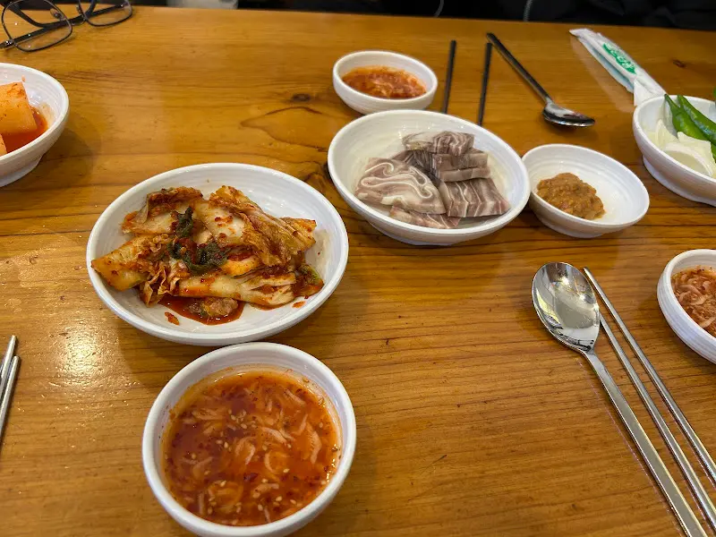 푸짐한 밑반찬과 순대국, 수육 한 상 차림
